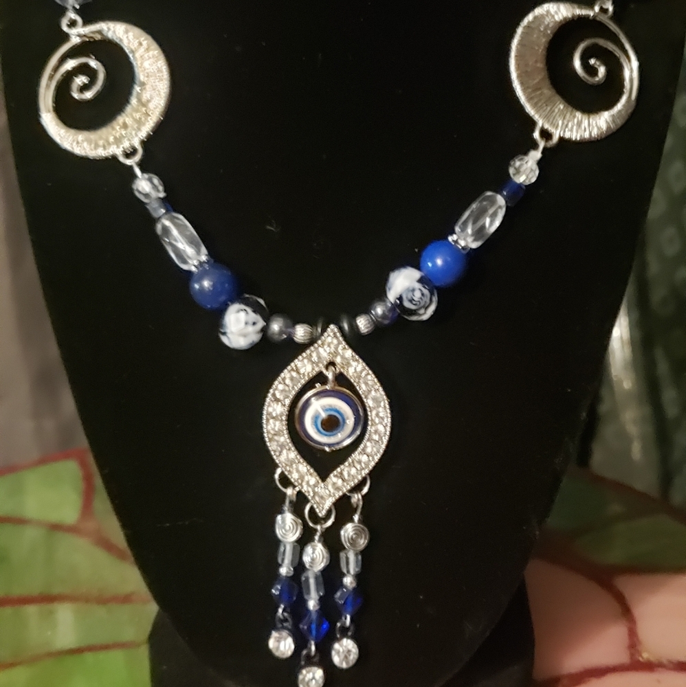 Blue eyes necklace